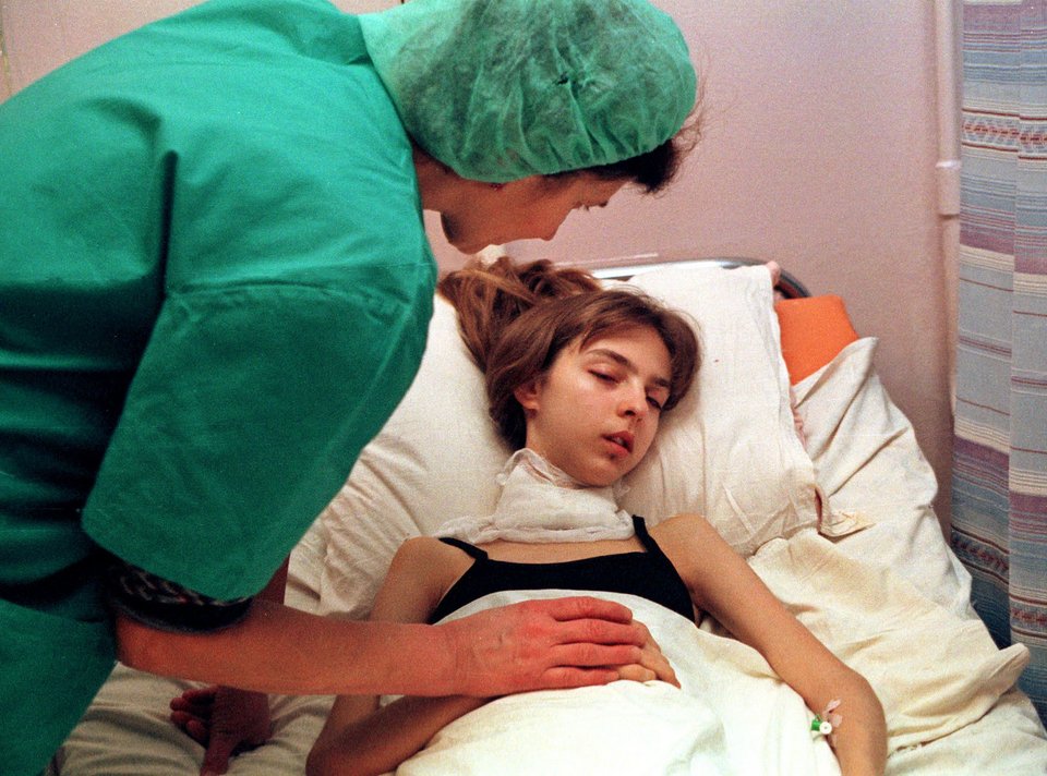 Στη φωτογραφία από τις 30 Νοεμβρίου του 2000 εικονίζεται μια 17χρονη σε νοσοκομείο του Κιέβου μετά την αφαίρεση καρκινικού όγκου από το θυρεοειδή που ανέπτυξε μετά την έκρηξη στο Τσέρνομπιλ