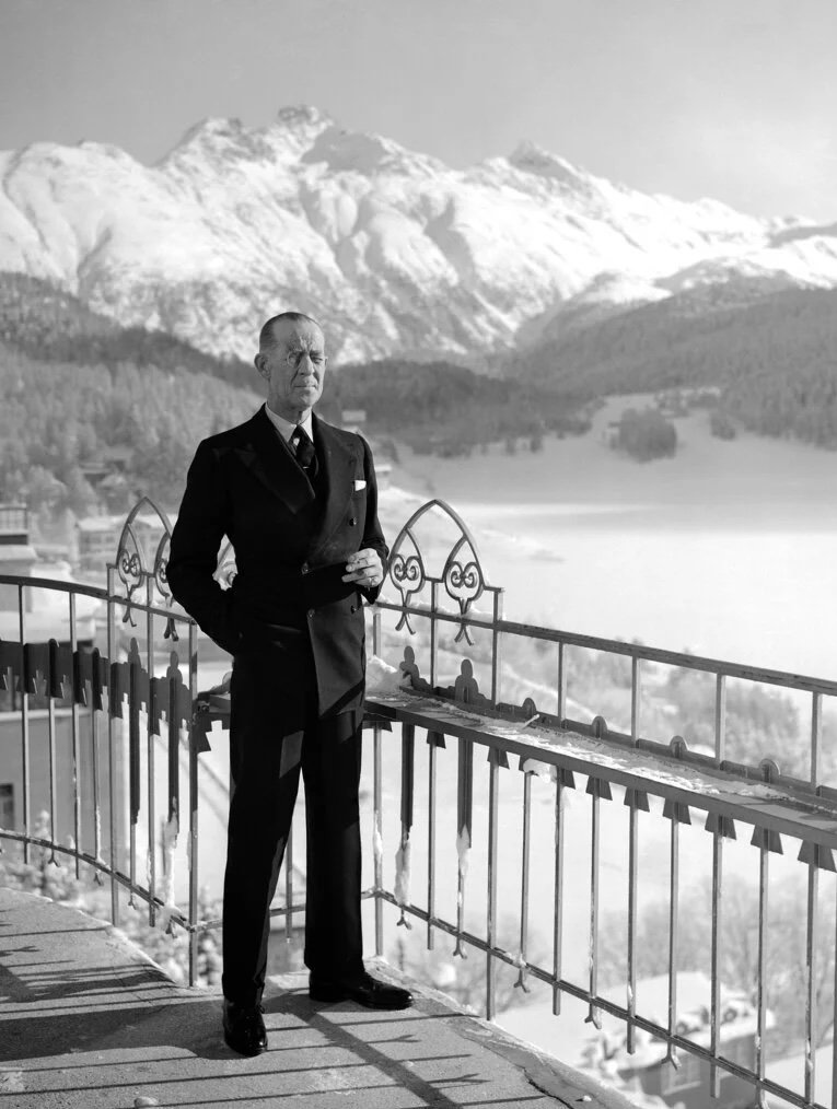 Ο πατέρας του Φίλιππου, πρίγκιπας Ανδρέας στο St. Moritz σε μπαλκόνι πολυτελούς ξενοδοχείου στις 27 Δεκεμβρίου του 1938 /&nbsp;&nbsp;(AP Photo)&nbsp;