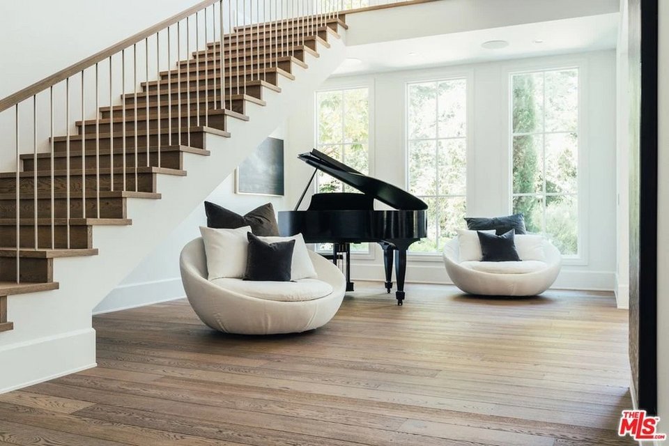 Το φουαγιέ με το πιάνο και τους αναπαυτικούς καναπέδες