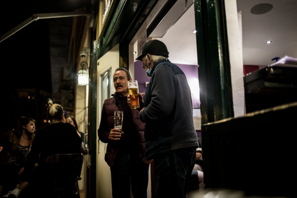θαμώνες παμπ στο Γιβραλτάρ απολαμβάνουν χωρίς μάσκες τη μπύρα τους