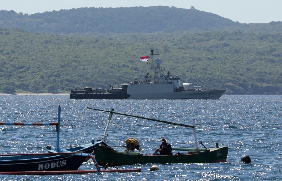 Ένα από τα σκάφη του Πολεμικού Ναυτικού της Ινδονησίας, που μετέχουν στις έρευνες για τον εντοπισμό του αγνοούμενου υποβρυχίου