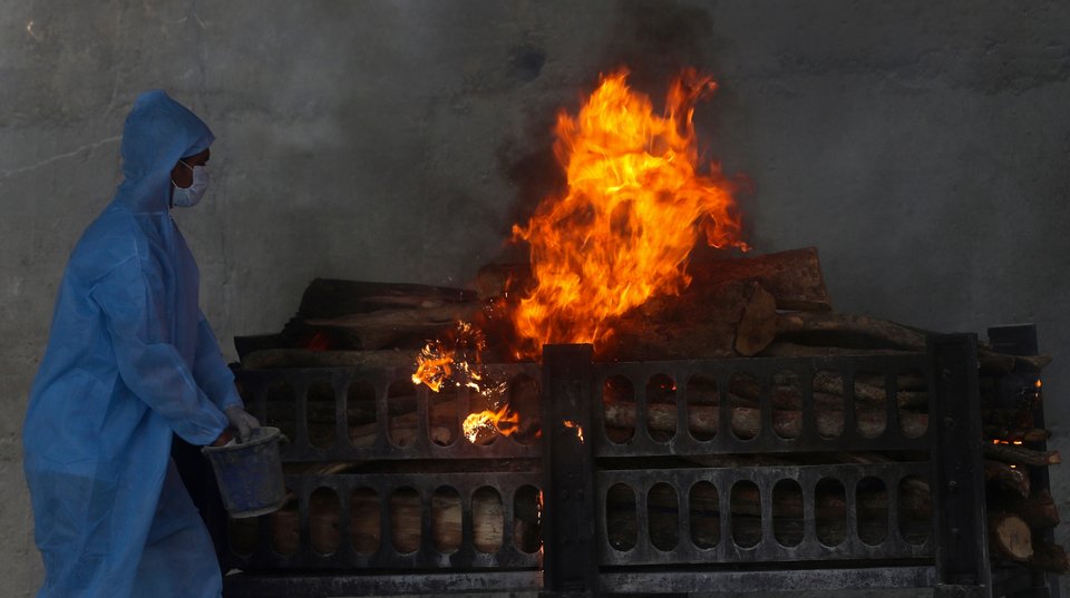 Αποτέφρωση θύματος της Covid-19 σε προάστιο του Μουμπάι