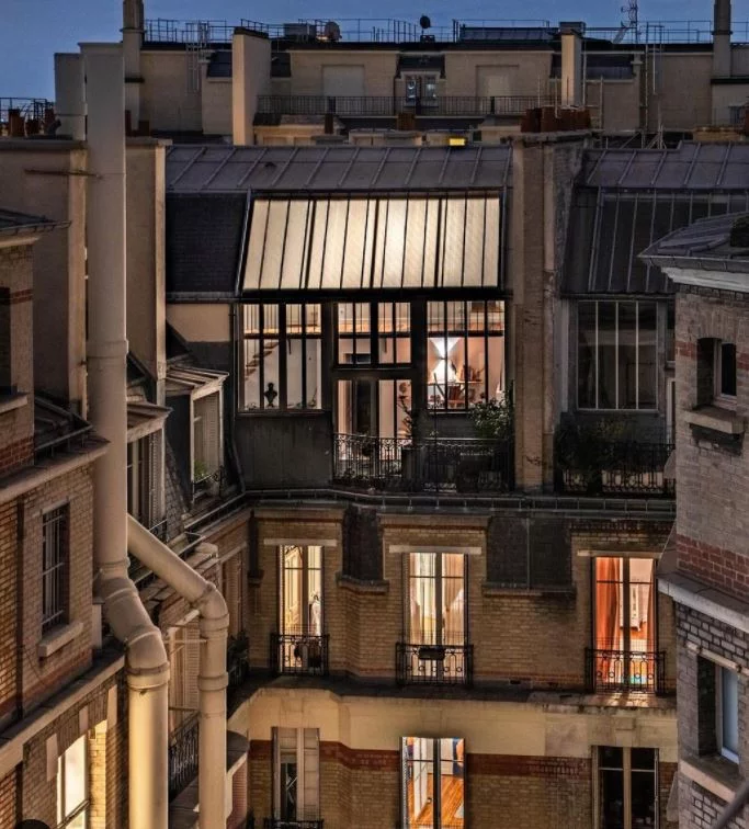 Στα σωθικά της πόλης, μέσα από τις εσωτερικές αυλές, η θέα έχει κάτι το ερμητικό και μαζί σαγηνευτικό. / Raphael Metivet Instagram