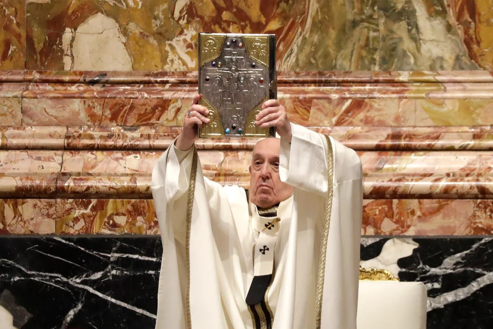Ο Πάπας Φραγκίσκος στη χθεσινή ακολουθία της Μεγάλης Πέμπτης στη βασιλική του Αγίου Πέτρου στο Βατικανό 