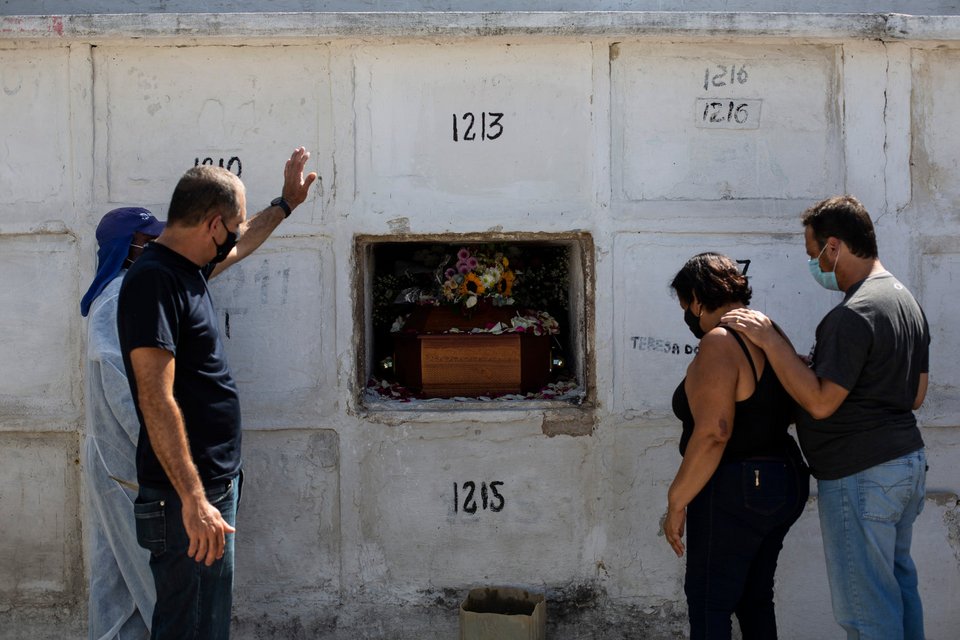 Στερνό αντίο από τους συγγενείς σε θύμα του νέου κορωνοϊού σε κοιμητήριο του Ρίο ντε Τζανέιρο