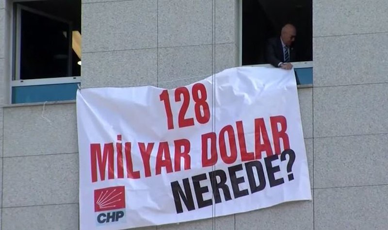 «Που πήγαν τα 128 δισ. δολάρια;» αναφέρει το πανό που κρέμασαν σε κτίριο του CHP