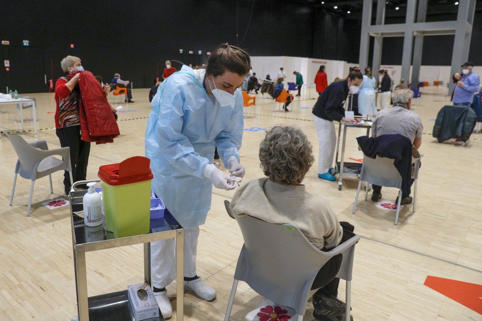 Oρισμένα εμβολιαστικά κέντρα στη Ρώμη λειτουργούν μέχρι τα μεσάνυχτα