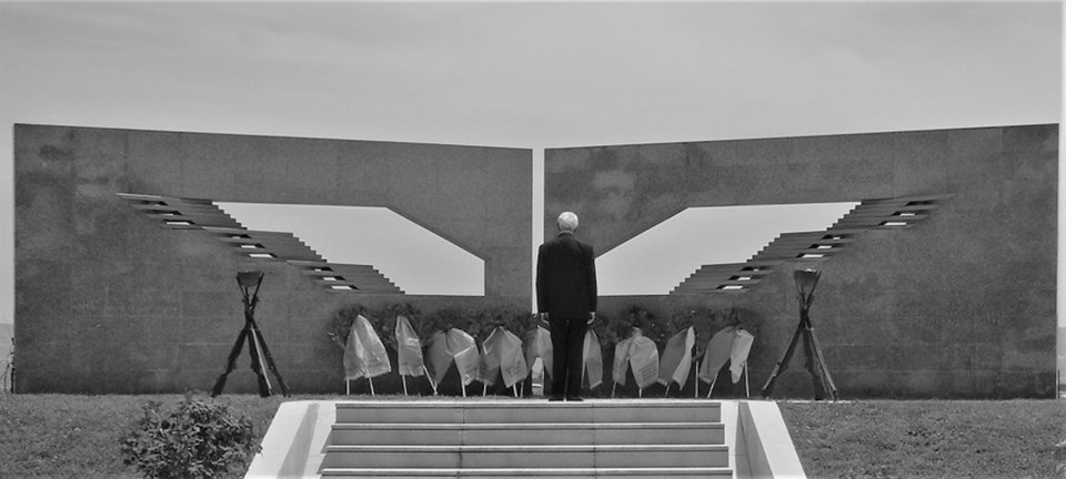 Φωτογραφία που δόθηκε σήμερα στη δημοσιότητα και εικονίζει το μνημείο πεσόντων Ελλήνων και Βρετανών αεροπόρων στην Ελευσίνα