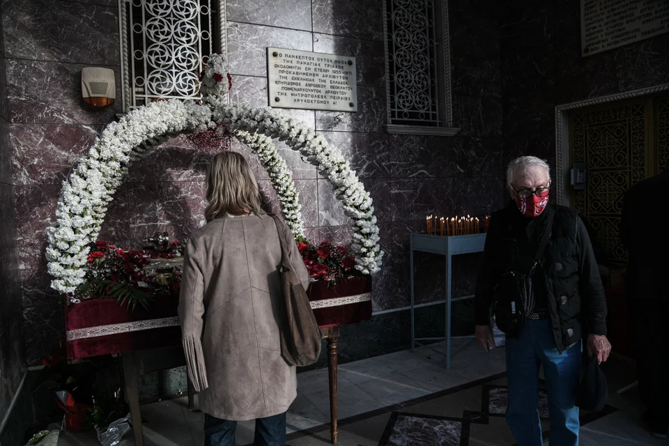 Η Ακολουθία του Επιταφίου στην Αγία Τριάδα Πειραιά, παρουσία της Κατερίνας Σακελλαροπούλου / Φωτογραφία: EUROKINISSI/ ΜΙΧΑΛΗΣ ΚΑΡΑΓΙΑΝΝΗΣ