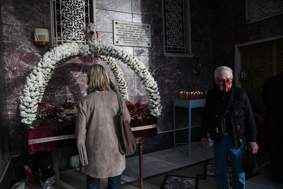 Η Ακολουθία του Επιταφίου στην Αγία Τριάδα Πειραιά, παρουσία της Κατερίνας Σακελλαροπούλου / Φωτογραφία: EUROKINISSI/ ΜΙΧΑΛΗΣ ΚΑΡΑΓΙΑΝΝΗΣ