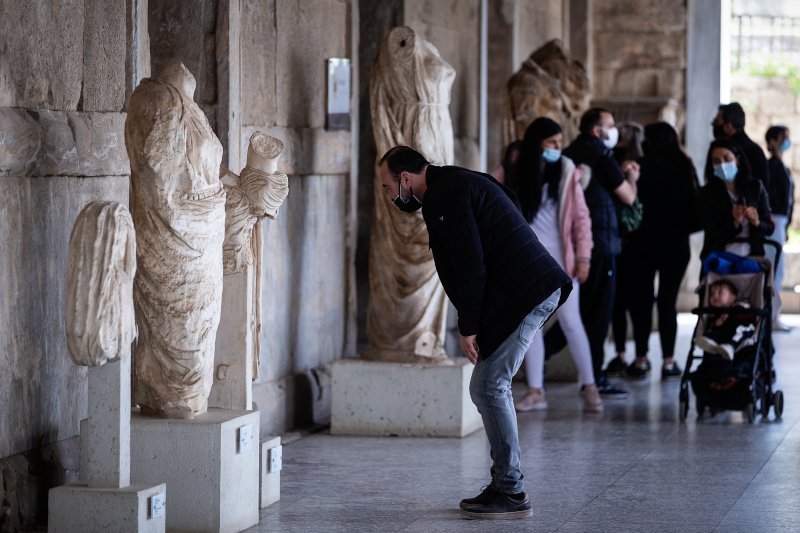 Και στους εξωτερικούς χώρους του Μουσείου της Ακρόπολης πήγαν αρκετοί πολίτες / Φωτογραφία: Eurokinissi