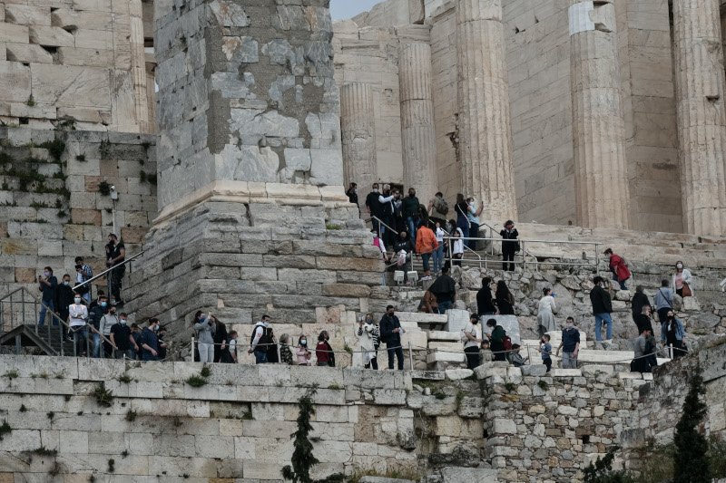 Εκατοντάδες πολίτες στην Ακρόπολη σήμερα / Φωτογραφία: Eurokinissi