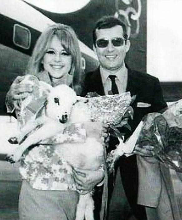 Αλίκη Βουγιουκλάκη στο αεροδρόμιο Θεσσαλονίκης αγκαλιά με τον Δημήτρη Παπαμιχαήλ και ένα αρνάκι