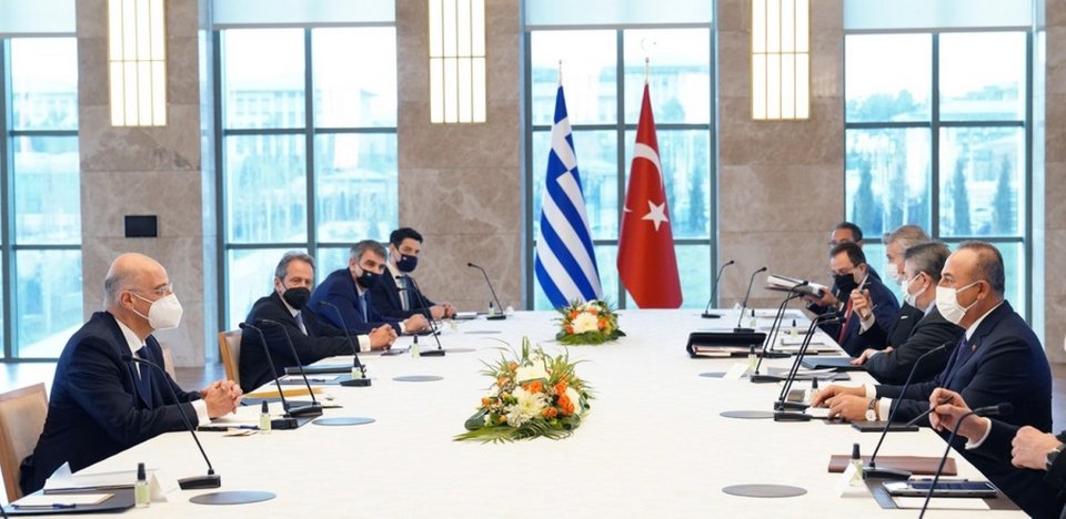 Δένδιας και Τσαβούσογλου στις διμερείς συνομιλίες / Φωτογραφία: EPA/TURKISH FOREIGN MINISTRY