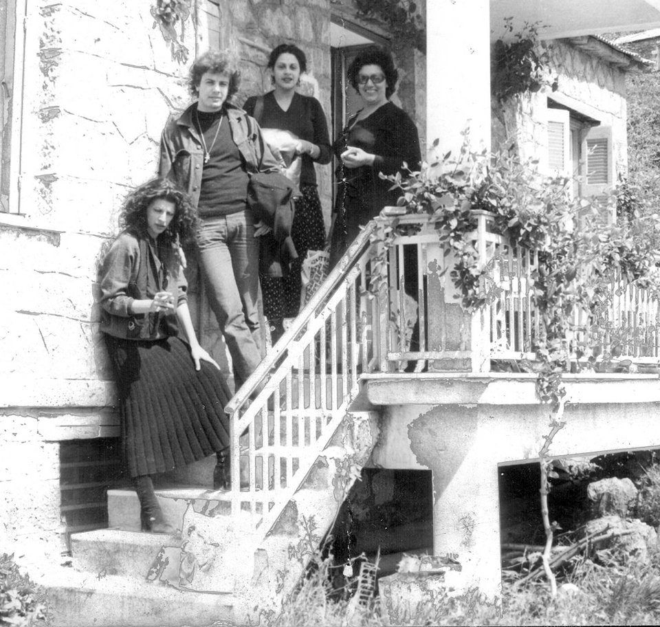 Στο πατρικό σπίτι της Γιόλας στον Πύργο Υπάτης. Από κάτω προς τα επάνω: Η Γιόλα Αναγνωστοπούλου, ο Παύλος Σιδηρόπουλος, η Αλκμήνη και η θεία της Γιόλας, Μαρία. Πάσχα 1978. ΑΡΧΕΙΟ Μανώλης Νταλούκας