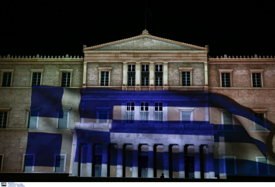 Η ελληνική σημαία δεσπόζει στη Βουλή/ Φωτογραφία: Intime news