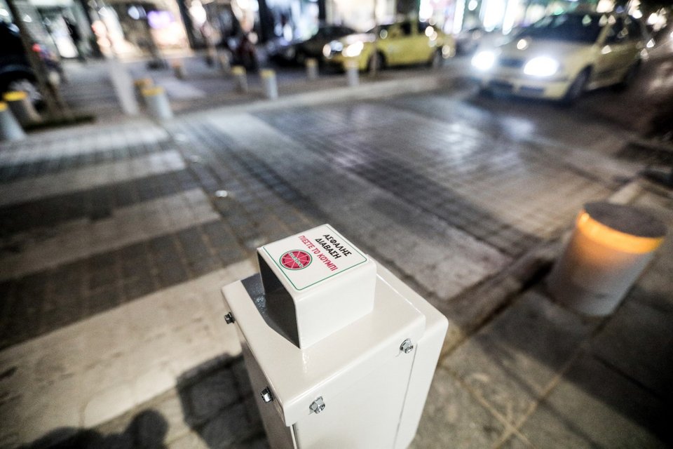 Η «έξυπνη διάβαση» στη Νέα Σμύρνη τοποθετήθηκε πιλοτικά στην οδό Ομήρου -Φωτογραφία: ΠΑΝΑΓΟΠΟΥΛΟΣ ΓΙΑΝΝΗΣ EUROKINISSI