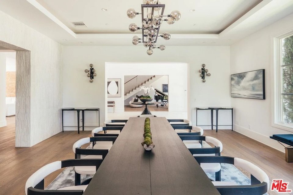 Κι η εντυπωσιακή τραπεζαρία 