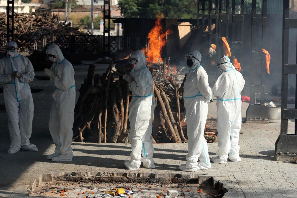 Εξαρση της πανδημίας στην Ινδία, καίνε νεκρούς