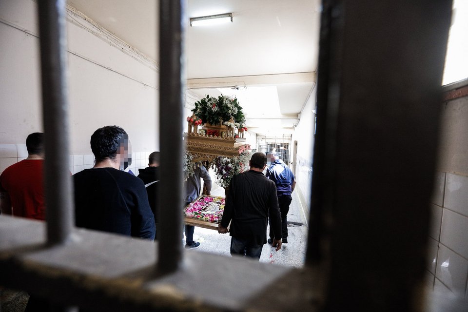 Περιφορά του επιταφίου στις Φυλακές Κορυδαλλού / Φωτογραφία: EUROKINISSI/ΓΙΩΡΓΟΣ ΚΟΝΤΑΡΙΝΗΣ