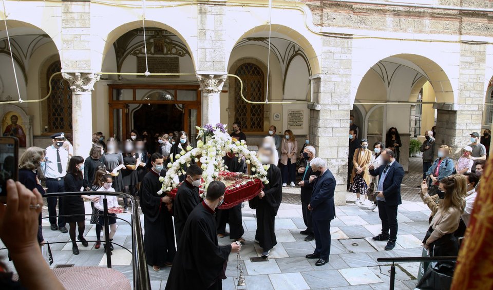 Η περιφορά του Επιταφίου στον προαύλιο χώρο του ναού του Αγίου Μηνά στη Θεσσαλονίκη / Φωτογραφία: Intime