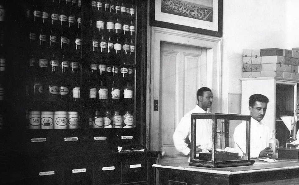 Φαρμακείο στον «Ευαγγελισμό» / Πηγή: Λεύκωμα «Θεραπευτήριο "Ο Ευαγγελισμός" 1881-2021»