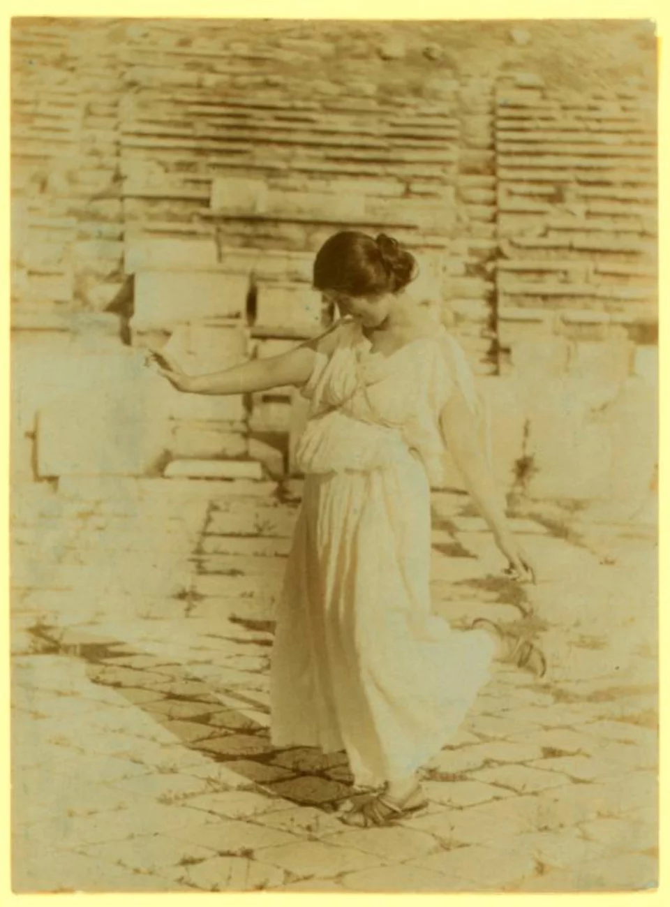 Mια από τις πρώτες της φωτογραφίες στο αρχαίο θέατρο του Διονύσου το 1904, αρκετά χρόνια πριν τις περίφημες φωτογραφίες του Steichen πάνω στην Ακρόπολη / The New York Public Library 