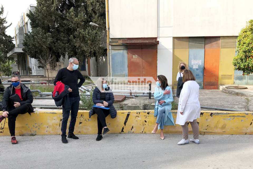 H Γιάννα Αγγελοπούλου συζητά έξω από το εμβολιαστικό κέντρο / Φωτογραφία: iefimerida.gr