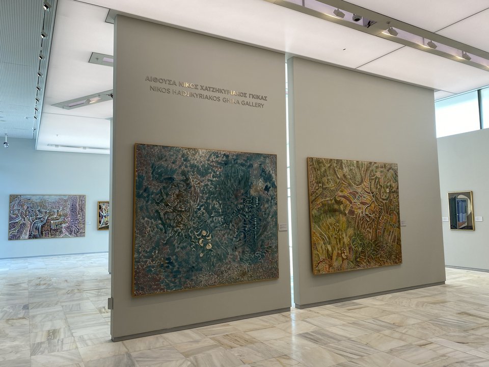 Φτάνουμε στον δεύτερο όροφο, κατευθυνόμαστε δεξιά  και αφού περάσουμε τις προθήκες με έργα των κορυφαίων  Ελλήνων χαρακτών, μπαίνουμε στην αίθουσα Νίκος Χατζηκυριάκος Γκίκας, αντικρύζοντας αυτή την εικόνα. 