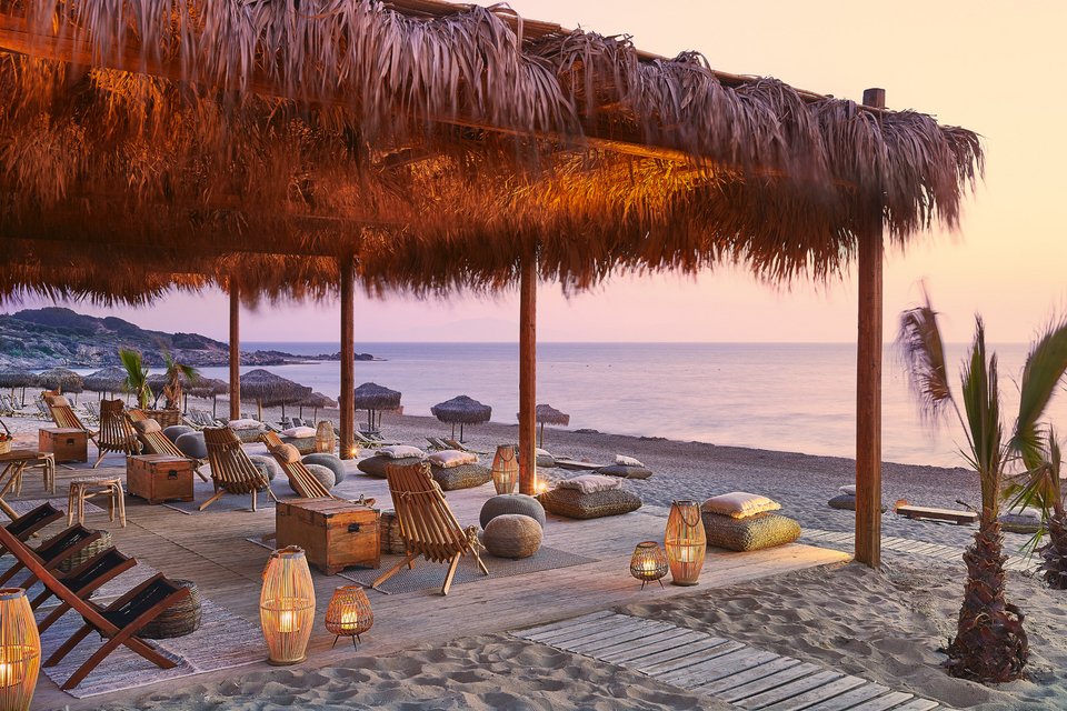 Χαλαρώστε χαζεύοντας τη θάλασσα στο Oasis Beach Bar του Grecotel Olympia Oasis
