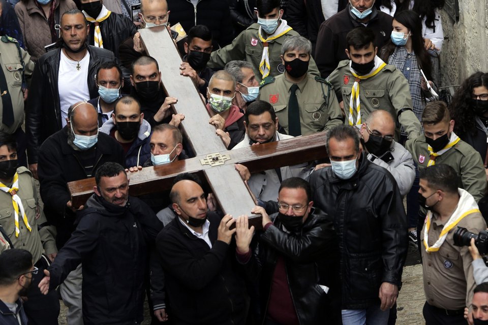 Πιστοί κουβαλούν τον σταυρό στους δρόμους της Ιερουσαλήμ