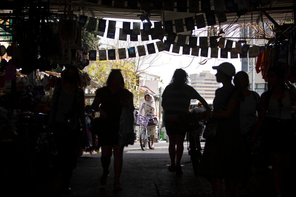 Οι Ισραηλινοί μπορούν πλέον να κυκλοφορούν έξω χωρίς μάσκες
