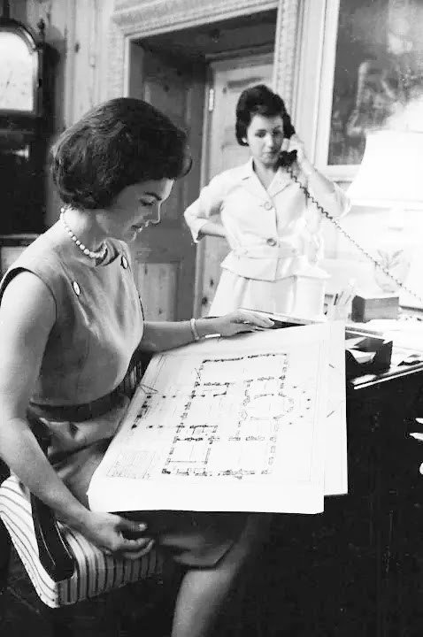 H Tζάκι Κένεντι μελετώντας τα σχέδια για τις εργασίες στον Λευκό Οίκο το 1961 /JFK Library