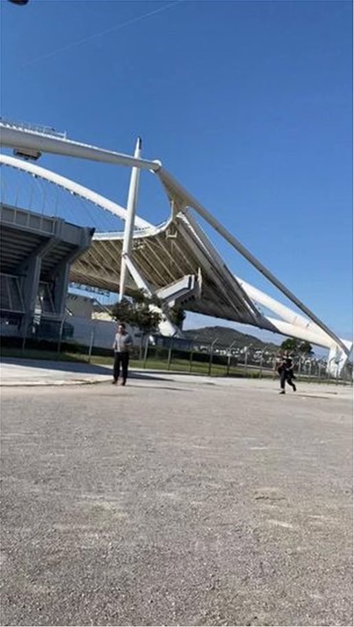 Ο Αλέξης Τσίπρας κάνει τζόγκινγκ στο Ολυμπιακό Στάδιο, συνοδεία ενός αστυνομικού