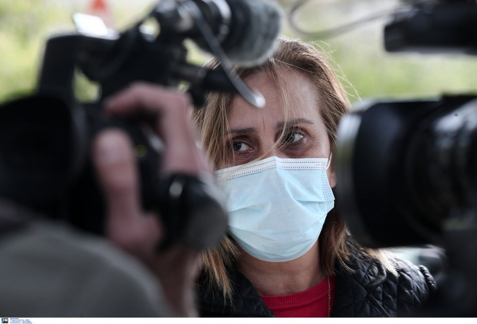 Η πρόεδρος της ΕΣΗΕΑ, Μαρία Αντωνιάδου, στον χώρο όπου δολοφονήθηκε ο Γιώργος Καραϊβάζ Φωτογραφία: Intimenews