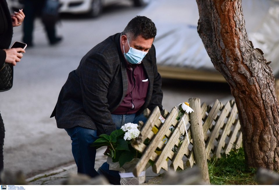 Ενα λουλούδι στον τόπο που δολοφονήθηκε άγρια ο Γ. Καραϊβάζ / Φωτογραφία: Intimenews/ΠΑΝΑΓΙΩΤΟΠΟΥΛΟΣ ΝΙΚΟΣ