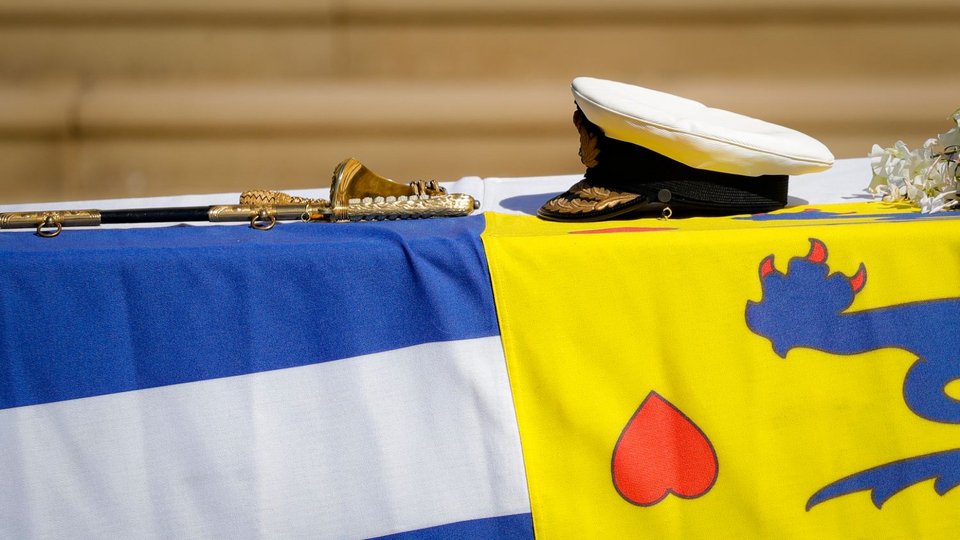 Στο φέρετρο το ναυτικό του πιλίκιο και το σπαθί του.