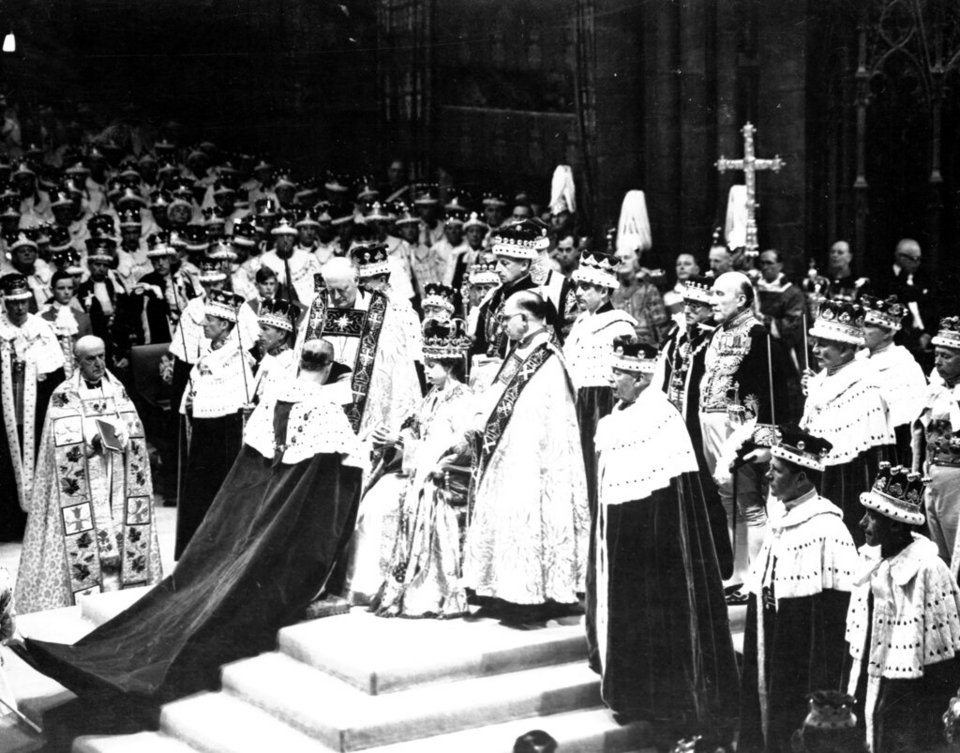 Οταν γονάτισε μπροστά στη συζυγό του στην στέψη της, σε μια τελετή που μεταδόθηκε σε όλο τον κόσμο. Westminster Abbey, June 2, 1953. (AP Photo)  