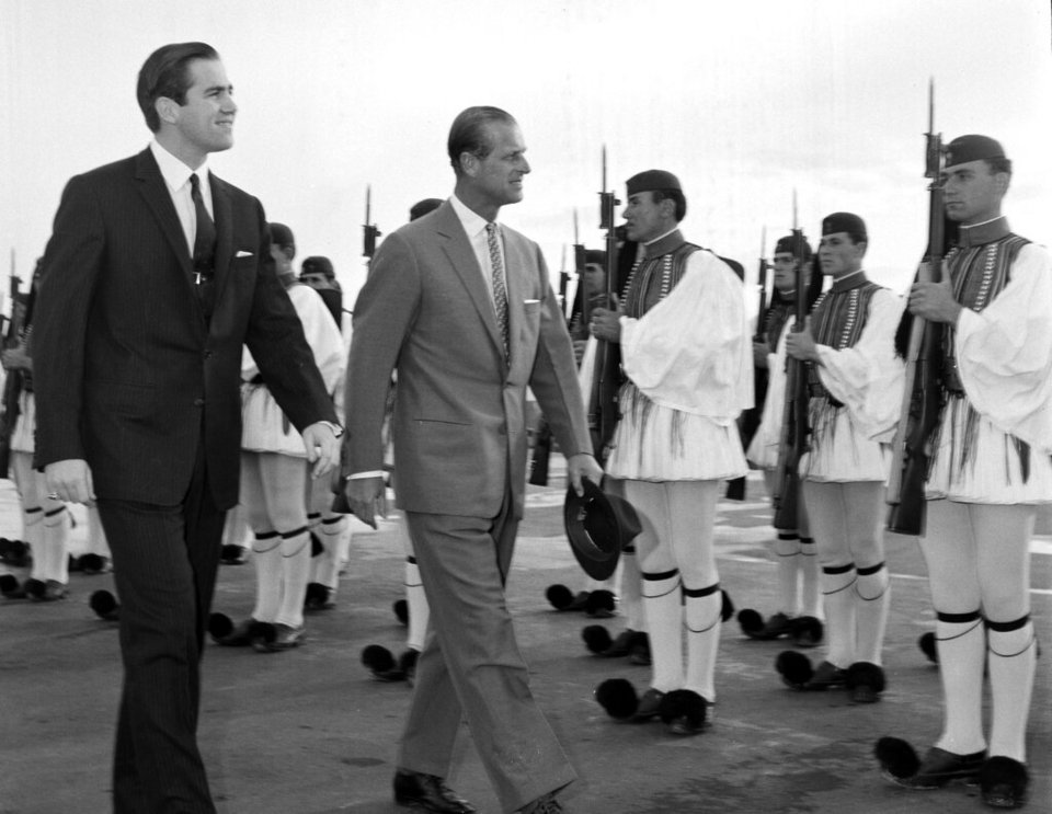 Mε τον τέως βασιλιά της Ελλάδας Κωνσταντίνο, επιθεωρώντας την Φρουρά των Ευζώνων στις 25 Μαρτίου 1965 /  (AP Photo/Aristotle Saris) 