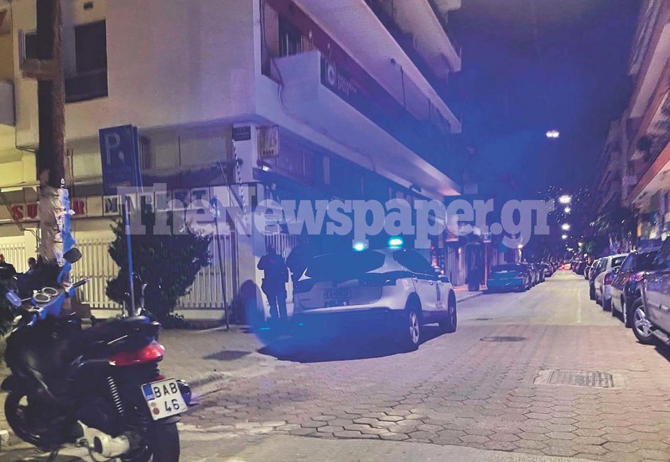 Περιπολικό σε πλατεία στον Βόλο