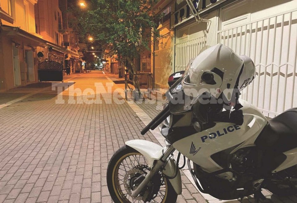 Μηχανή της αστυνομίας στην κεντρική πλατεία του Βόλου