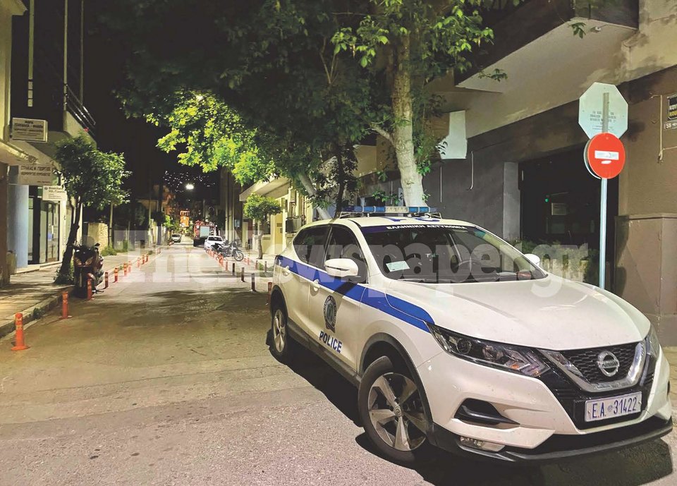 Περιπολικό στην κεντρική πλατεία του Βόλου