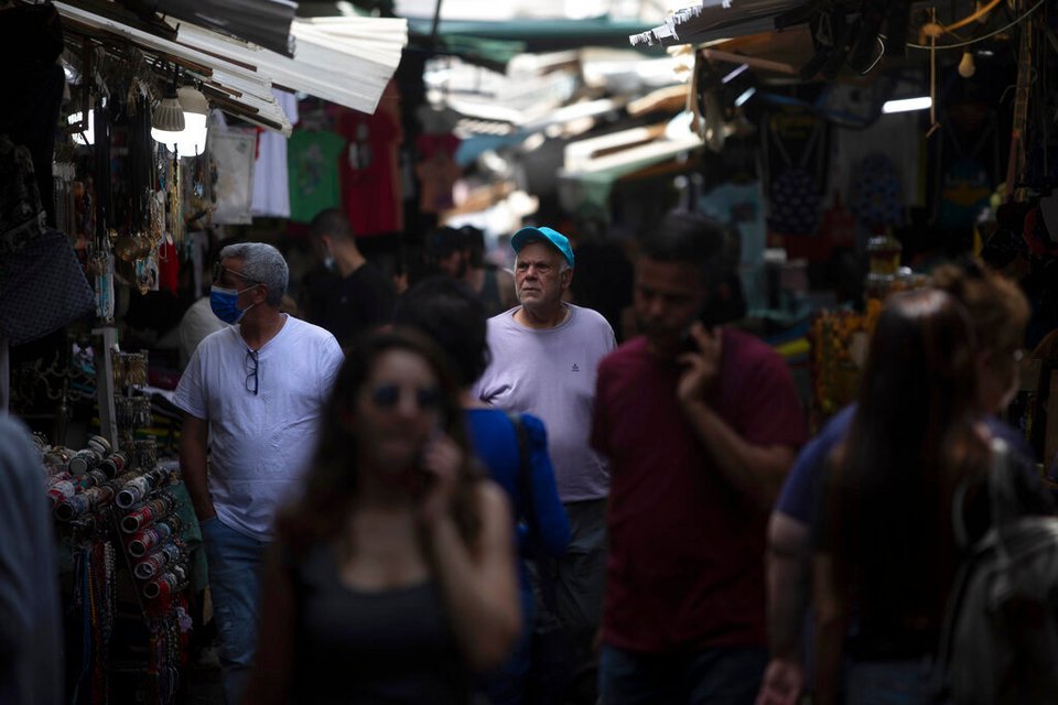Κόσμος περπατά σε αγορά του Τελ Αβίβ