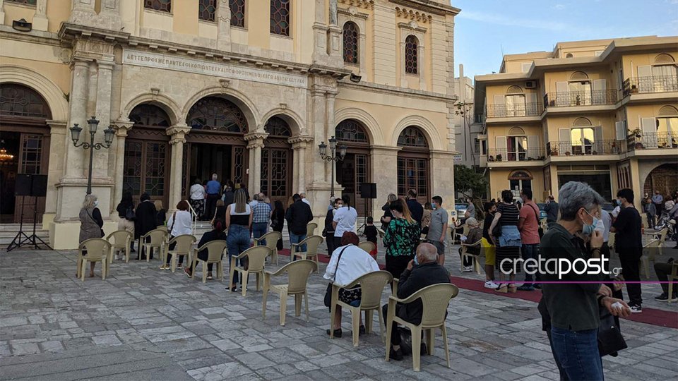 Καρέκλες έξω από τον ναό του Αγίου Μηνά στο Ηράκλειο