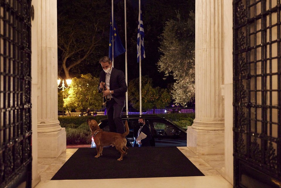Ο Κυριάκος Μητσοτάκης με τον Πίνατ στην είσοδο του Μέγαρου Μαξίμου