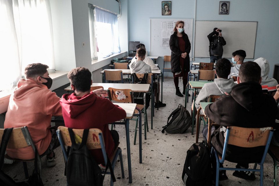 Στα θρανία ξανά οι μαθητές των λυκείων