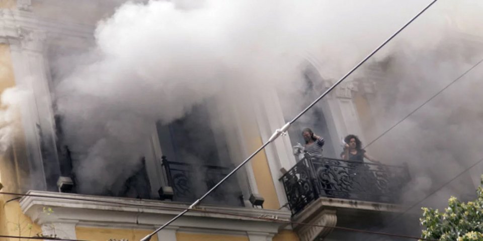 Υπάλληλοι της Marfin στο μπαλκόνι την ώρα που το κτιριο είχε τυλιχθεί στις φλόγες 