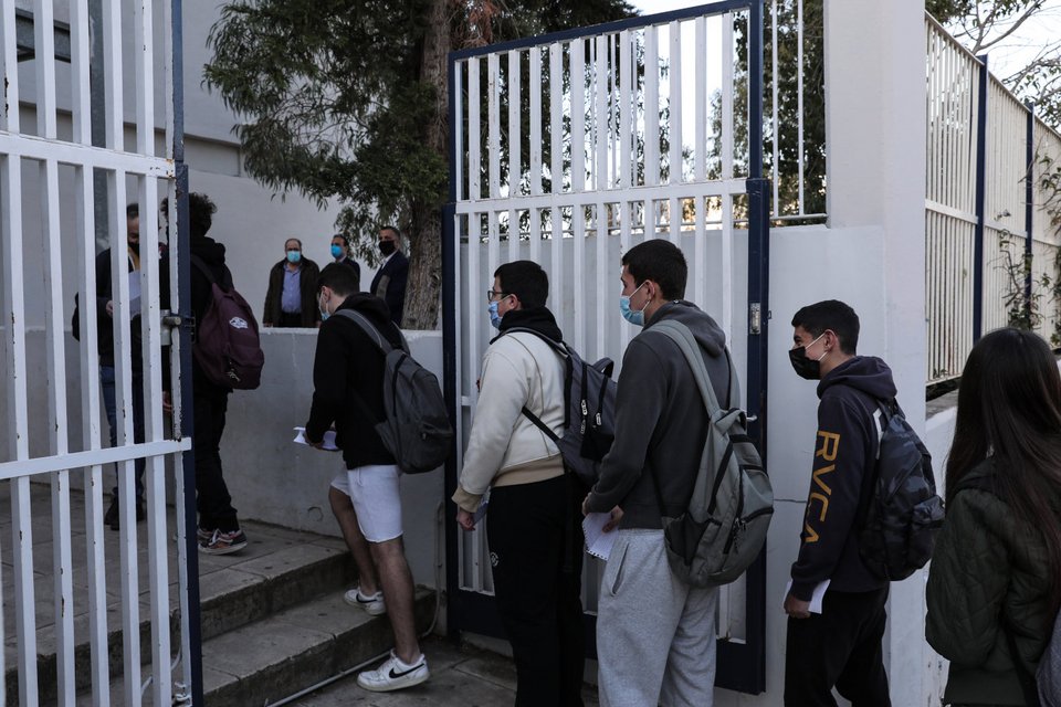 Στα θρανία ξανά οι μαθητές των λυκείων