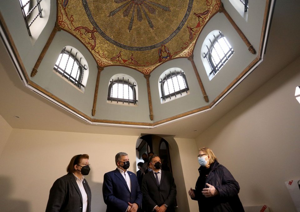 Στο ανακαινισμένο Μέγαρο Τσίλλερ-Λοβέρδου έκαναν αυτοψία η Λ. Μενδώνη, ο Γ. Πατούλης και ο γ.γ. Πολιτισμού Γιώργος Διδασκάλου, συνοδευόμενοι από τη διευθύντρια του Βυζαντινού και Χριστιανικού Μουσείου, Αικατερίνη Δελλαπόρτα / Φωτογραφία: pool/ΥΠΠΟΑ/Intimenews