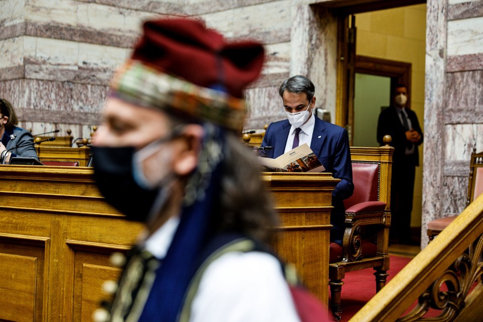 Ο Κυριάκος Μητσοτάκης με την Κατερίνα Σακελλαροπούλου στην έκθεση στη Βουλή/ Φωτογραφία: Eurokinissi